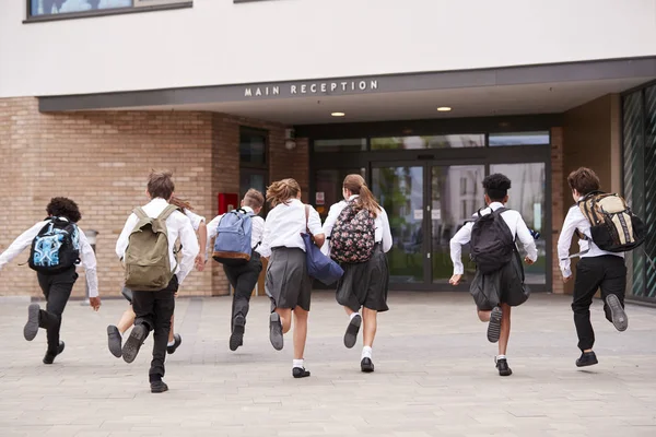 Groep Middelbare Scholieren Die Uniform Aan Het Begin Van Les — Stockfoto