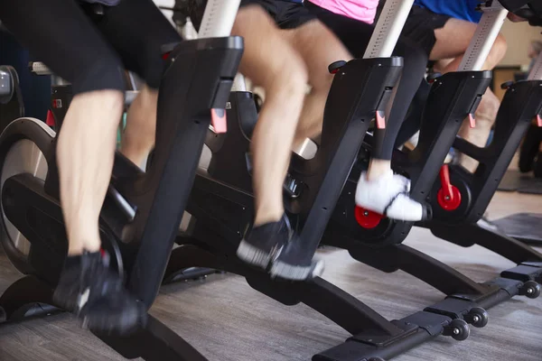 运动健身房与人 部分视图的人腿在运动自行车 — 图库照片