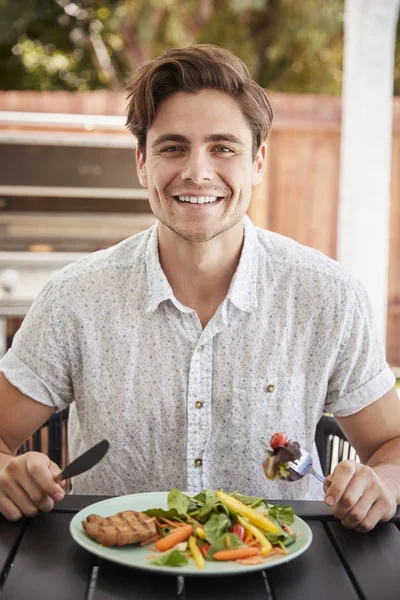 Jeune Homme Blanc Déjeunant Une Table Dans Jardin — Photo