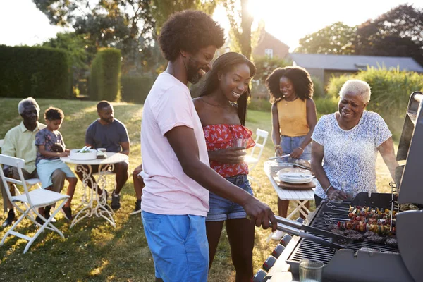 Gelukkige Paar Grillen Meerdere Generatie Familie Barbecue — Stockfoto