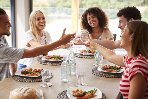 Grupo Multiétnico Cinco Felices Amigos Adultos Jóvenes Riendo Levantando Vasos — Foto de Stock