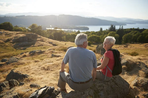 Seniorenpaar Rastet Oben Auf Hügel Bei Wanderung Durch Landschaft Seenland — Stockfoto