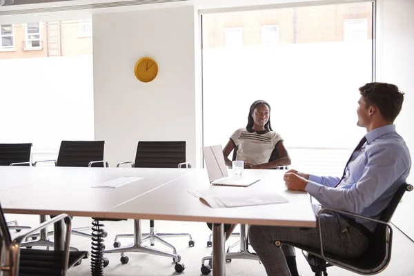 Affärsmannen Och Affärskvinna Diskussion Runt Styrelserummet Bord Mötesrummet — Stockfoto