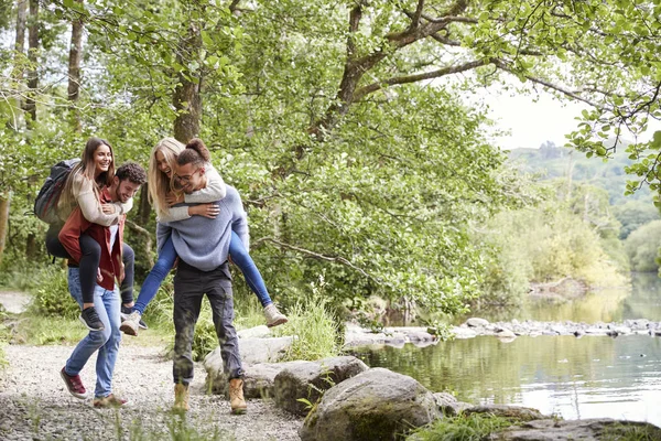 Vier Erwachsene Freunde Während Einer Wanderung Männer Huckepack Ihre Freundinnen — Stockfoto