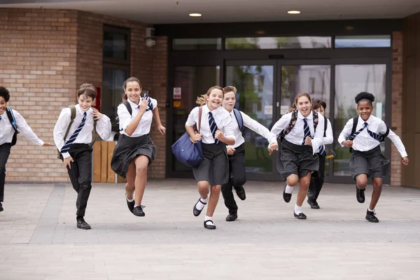 Grupp Gymnasieelever Som Bär Uniform Skolbyggnader — Stockfoto