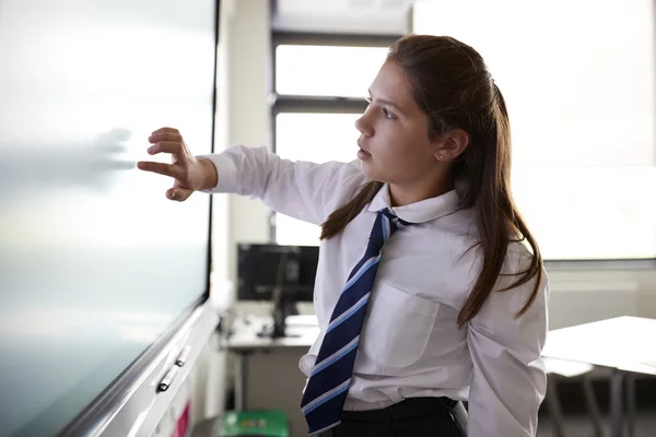 Chica Pizarra Escuela Estudiante Secundaria Que Usa Uniforme Usando Pizarra — Foto de Stock