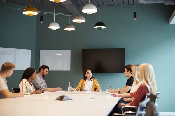 Une Femme Affaires Adresse Groupe Candidats Réunis Autour Une Table — Photo