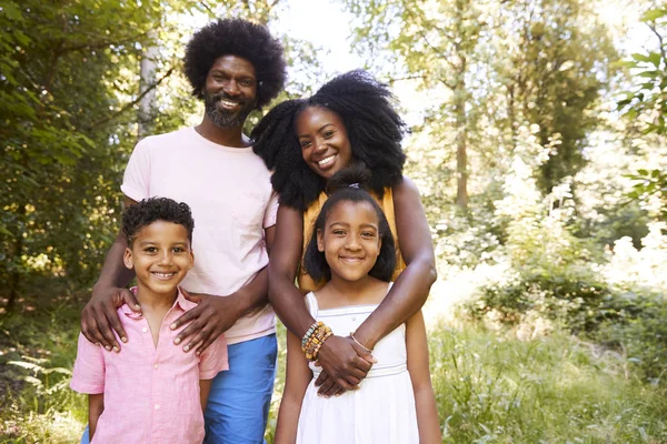 Pareja Afroamericana Sus Dos Hijos Sonriendo Cámara Bosque Retrato —  Fotos de Stock