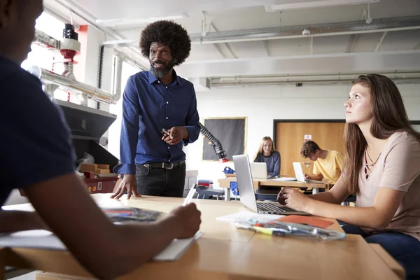 Leraar Gesprek Met Groep Van Middelbare Scholieren Zit Werk Bankjes — Stockfoto