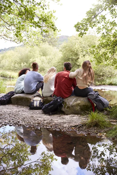 Cinco Amigos Adultos Jóvenes Tomando Descanso Sentado Las Rocas Por — Foto de Stock