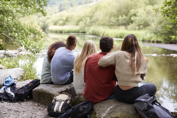 Cinco Jovens Amigos Adultos Fazendo Uma Pausa Sentados Rochas Por — Fotografia de Stock