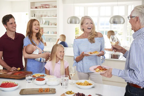 Família Multi Geração Amigos Com Alimento Cozinha Festa Celebração — Fotografia de Stock