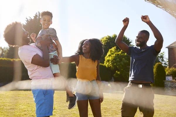 Papà Sollevare Figlio Aria Durante Partita Calcio Giardino — Foto Stock