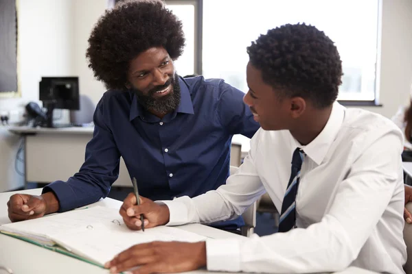 Professor Ensino Médio Dando Uniforme Masculino Estudante Ensino Mesa Sala — Fotografia de Stock