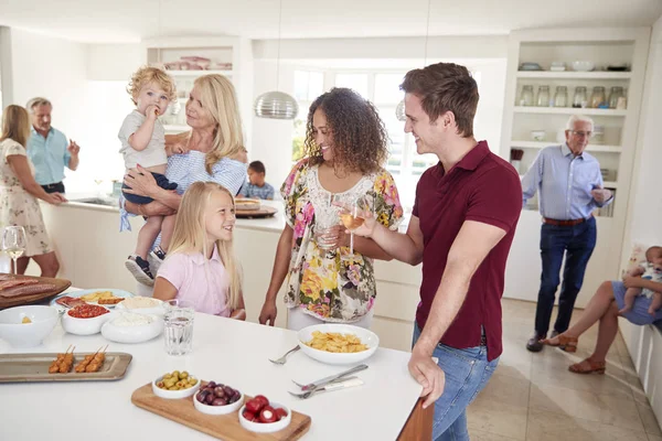 Familie Vrienden Van Meerdere Generaties Met Voedsel Keuken Celebration Party — Stockfoto
