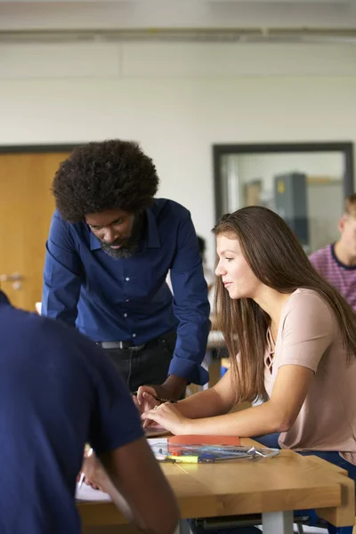 Professora Conversando Com Estudante Ensino Médio Feminino Sentado Banco Trabalho — Fotografia de Stock