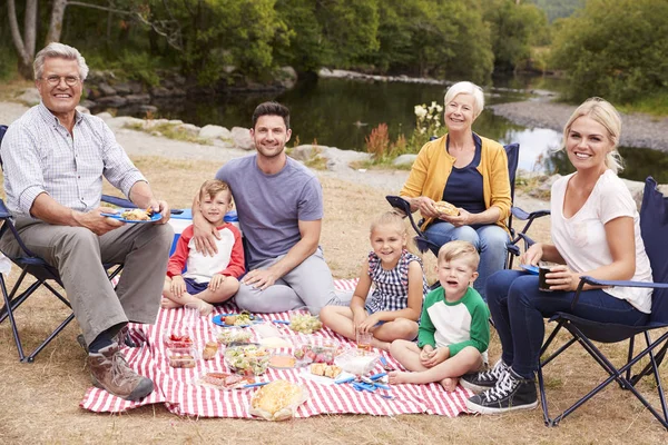 Multi Generation Familj Njuter Picknick Landsbygden — Stockfoto