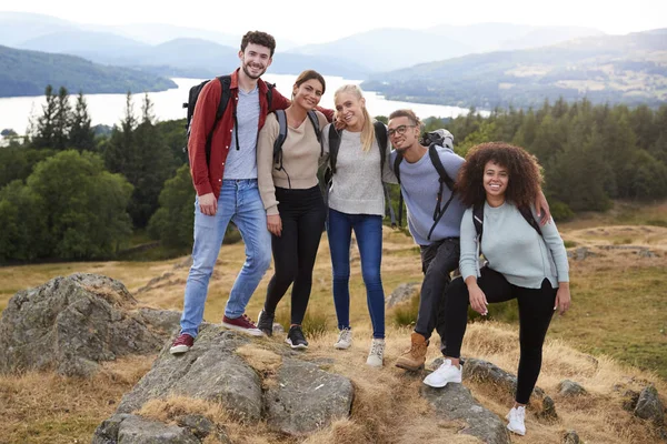 Grupo Multiétnico Cinco Jovens Amigos Adultos Cume Após Uma Caminhada Imagens Royalty-Free