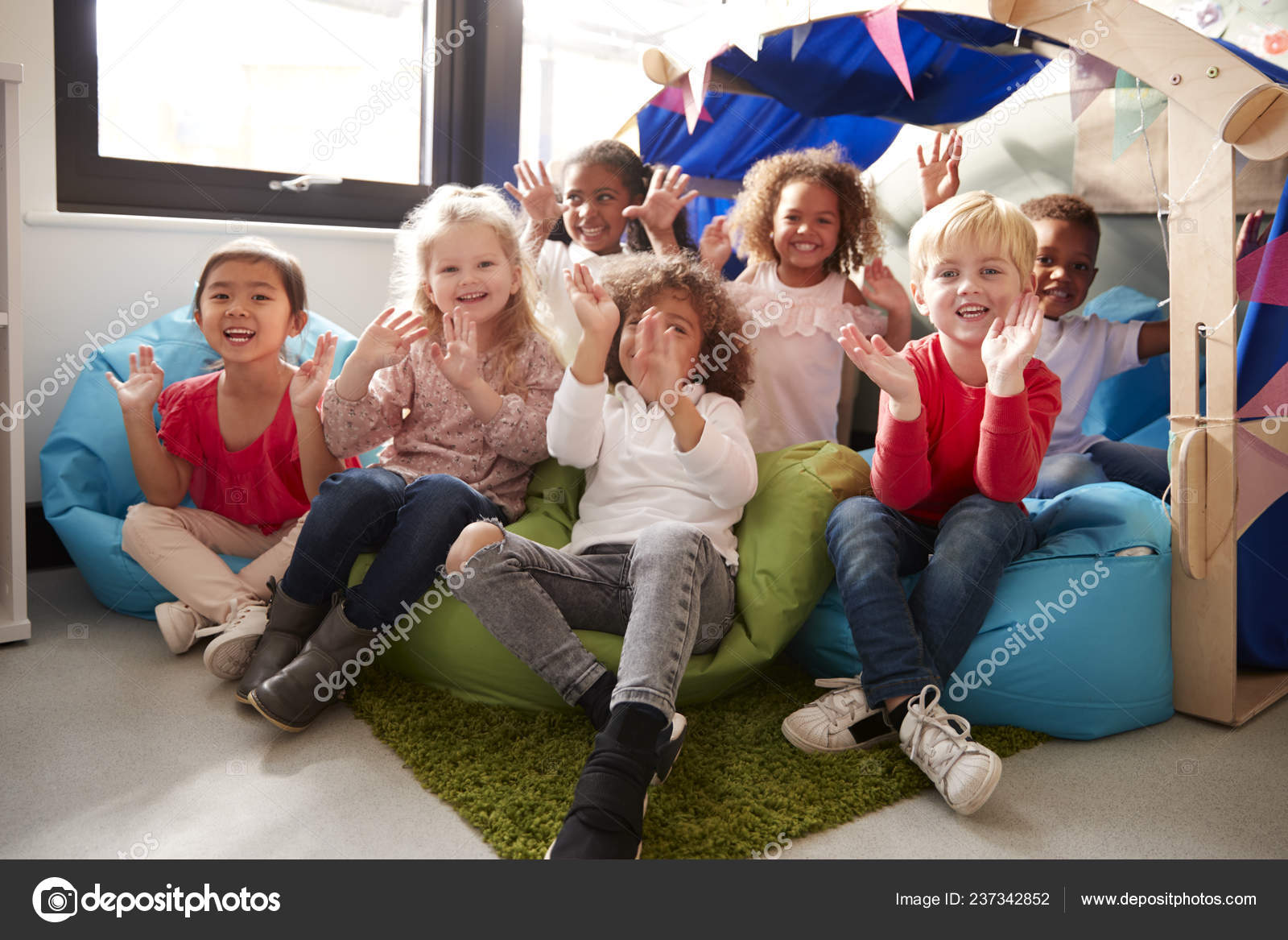 Niños saludando fotos de stock, imágenes de Niños saludando sin royalties | Depositphotos Niños saludando fotos de stock, imágenes de Niños saludando sin royalties | Depositphotos