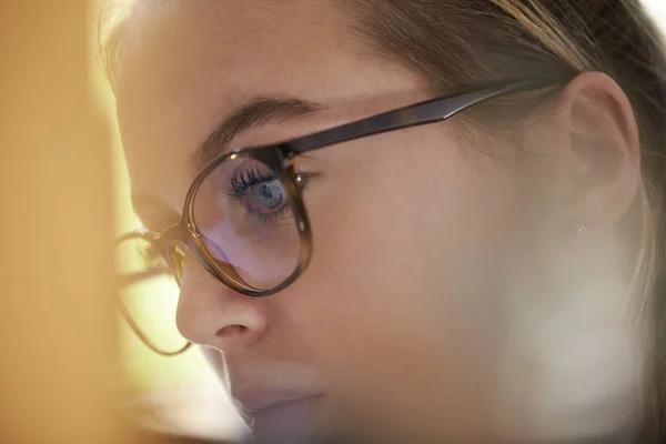 Primer Plano Artista Adolescente Femenina Trabajando Detrás Del Caballete — Foto de Stock