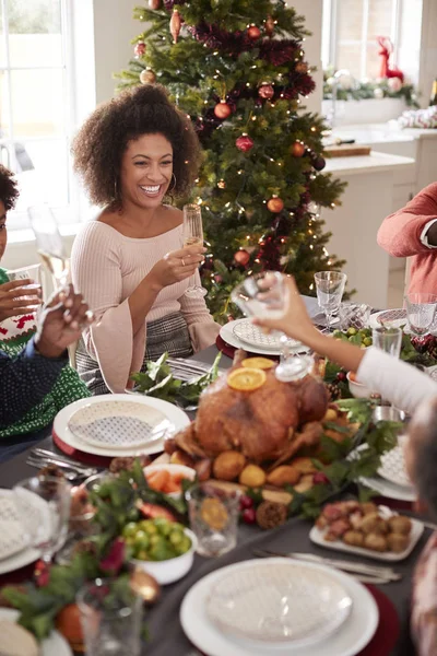 Feliz Joven Mujer Raza Mixta Sentada Mesa Cena Navidad Con — Foto de Stock