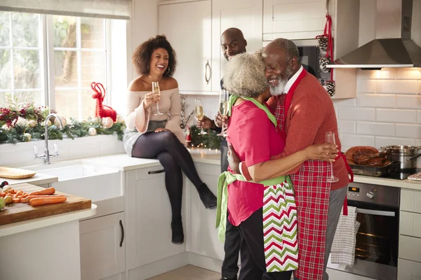 Família Adulta Multi Étnica Comemorando Com Champanhe Conversando Dançando Cozinha — Fotografia de Stock