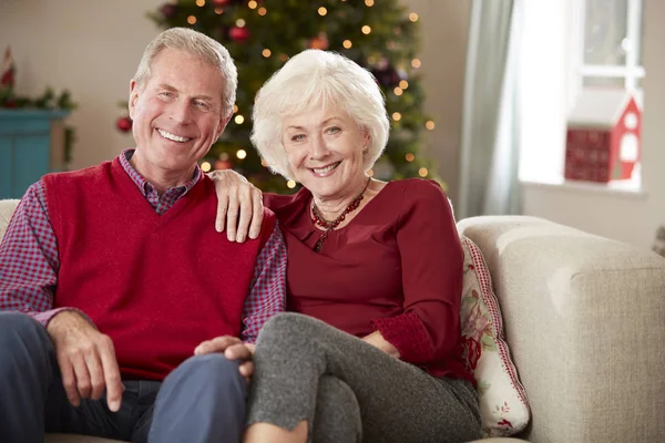 Portret Van Senior Paar Zittend Bank Lounge Thuis Eerste Kerstdag — Stockfoto