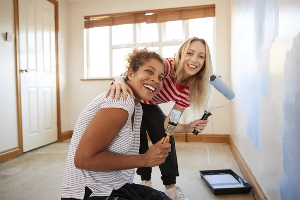 Retrato Dos Mujeres Decorando Habitación Pintando Pared Nuevo Hogar —  Fotos de Stock