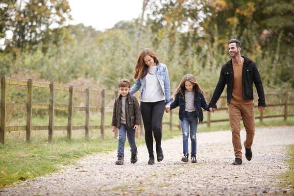Familie Gemeinsam Auf Herbstwanderung Der Natur — Stockfoto