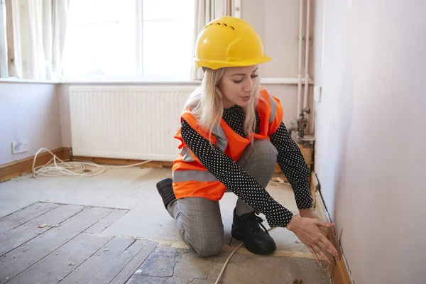 Surveyor Femelle Dans Chapeau Dur Veste Haute Visibilité Effectuant Inspection — Photo