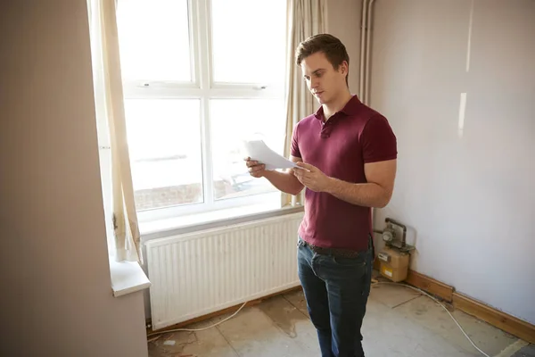 Hombre Primera Vez Comprador Mirando Encuesta Casa Habitación Para Ser —  Fotos de Stock