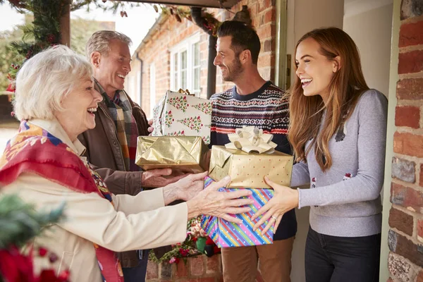 Ouders Wordt Begroet Door Familie Als Aankomen Voor Bezoek Eerste — Stockfoto