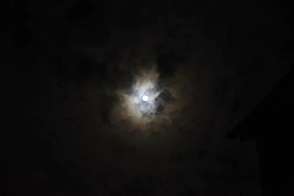 Full Moon Pojawiające Się Przez Chmury Nocy — Zdjęcie stockowe