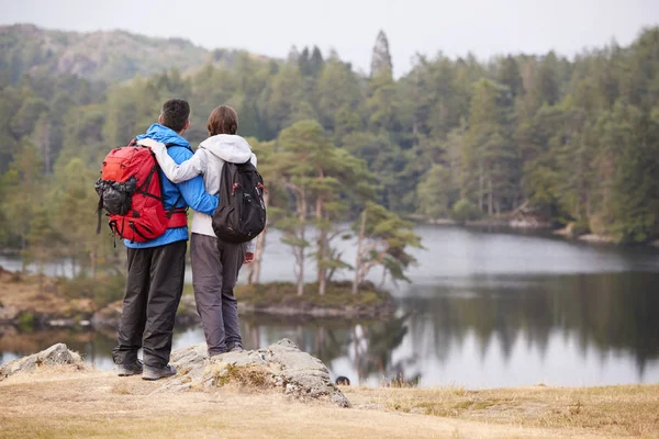 Jeune Couple Adulte Debout Sur Rocher Admirant Vue Sur Lac — Photo