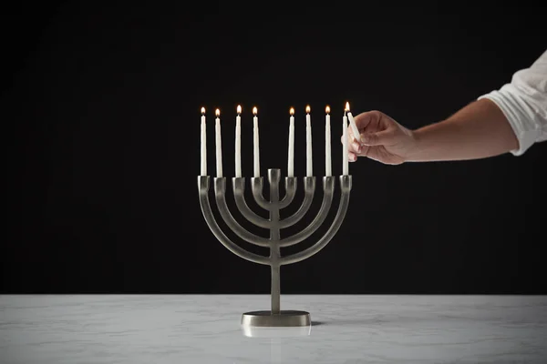 Delvis Havsutsikt Person Hand Tända Ljus Hanukkah Menorah Mot Svart — Stockfoto