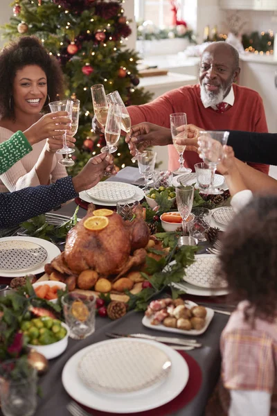 Schwarzer Großvater Stößt Mit Seiner Familie Weihnachtstisch Erhöhter Blick — Stockfoto