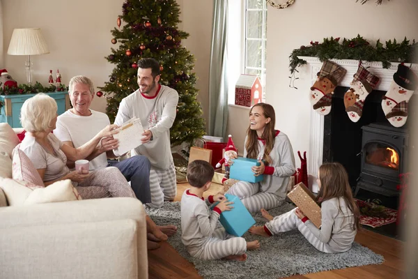 Trzy Pokolenia Rodziny Piżamie Salonie Domu Otwarcie Prezenty Boże Narodzenie — Zdjęcie stockowe