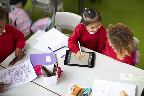 Vista Elevada Duas Meninas Escola Infantil Sentadas Uma Mesa Usando — Fotografia de Stock