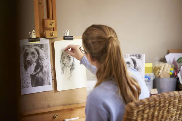 Visão Traseira Artista Adolescente Feminino Sentado Cavalete Desenho Imagem Cão — Fotografia de Stock