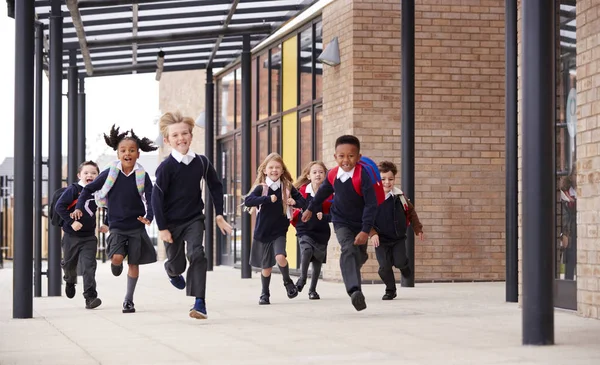 Basisschool Kinderen Het Dragen Van Schooluniformen Rugzakken Lopen Een Loopbrug — Stockfoto