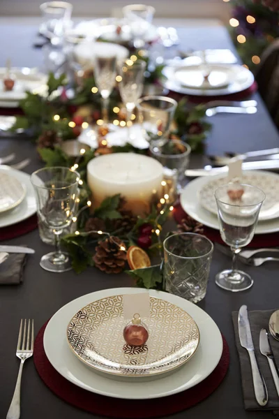 圣诞餐桌设置与小名片持有人安排在盘子和绿色和红色的装饰 高架视图 — 图库照片