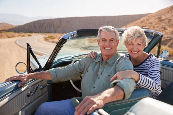 Senior Para Uśmiechając Się Kamery Open Top Samochód — Zdjęcie stockowe