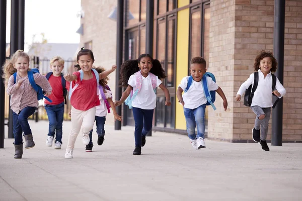 Een Groep Glimlachende Multi Etnische Schoolkinderen Die Een Loopbrug Buiten — Stockfoto