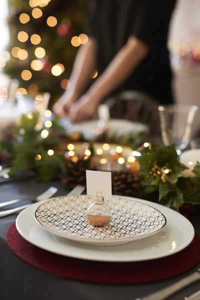安物の宝石名カード ホルダー付きクリスマス テーブルの設定は装飾皿と緑と赤のテーブル上に配置 — ストック写真