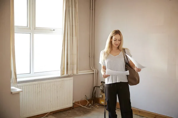 Mujer Primera Vez Comprador Mirando Encuesta Casa Habitación Para Ser — Foto de Stock