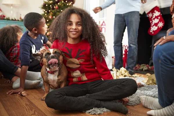 Portrait Fille Avec Animal Compagnie Bouledogue Français Célébrant Noël Famille — Photo