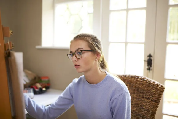 Female Teenage Artist Sitting Easel Drawing Picture — Stock Photo, Image