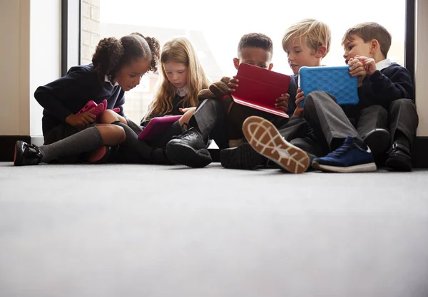 Primary School Friends Sitting Together Front Window School Corridor Looking — Stock Photo, Image