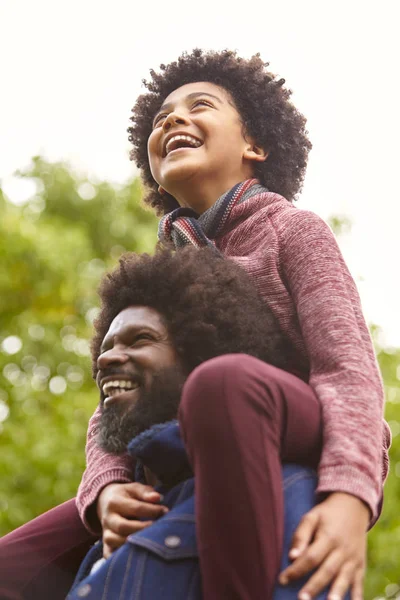 Hombre Negro Mediana Edad Llevando Hijo Sobre Sus Hombros Parque —  Fotos de Stock