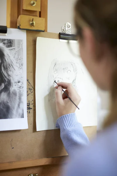 Aproape Femeie Adolescenta Artist Stând Easel Desen Imagine Câine Din — Fotografie, imagine de stoc